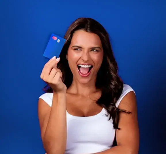 Mulher parcelando débitos no cartão com a Pay2go